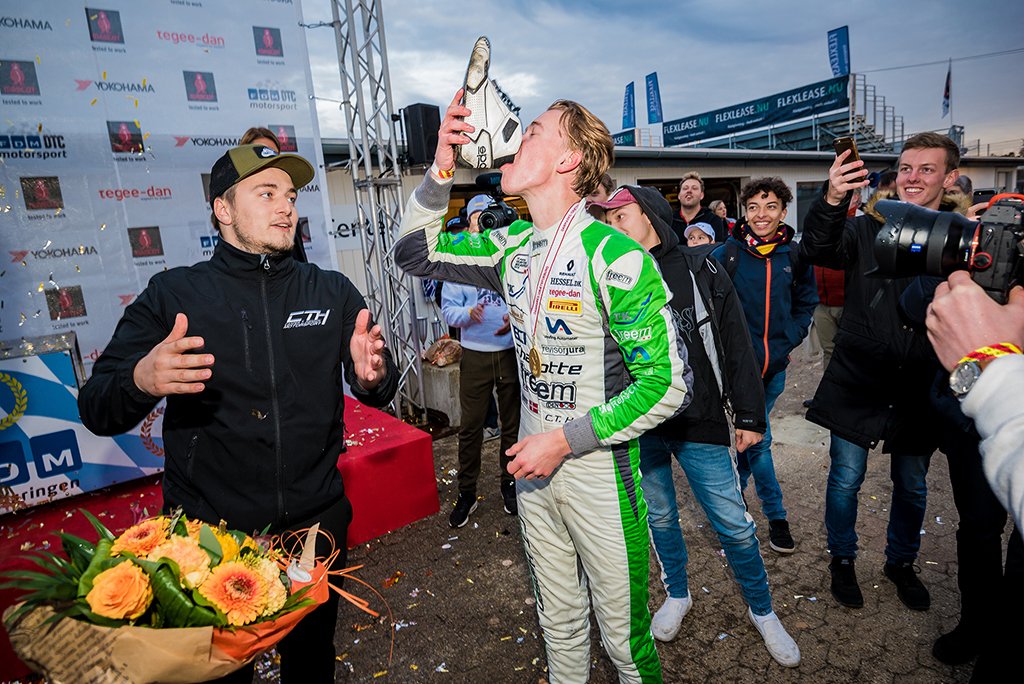 Den obligatoriske støvle-skål blev klaret under stor jubel. Casper T. Hansen - Danmarksmester Formel 4
(Foto: Formel 4 Renault Danmark)